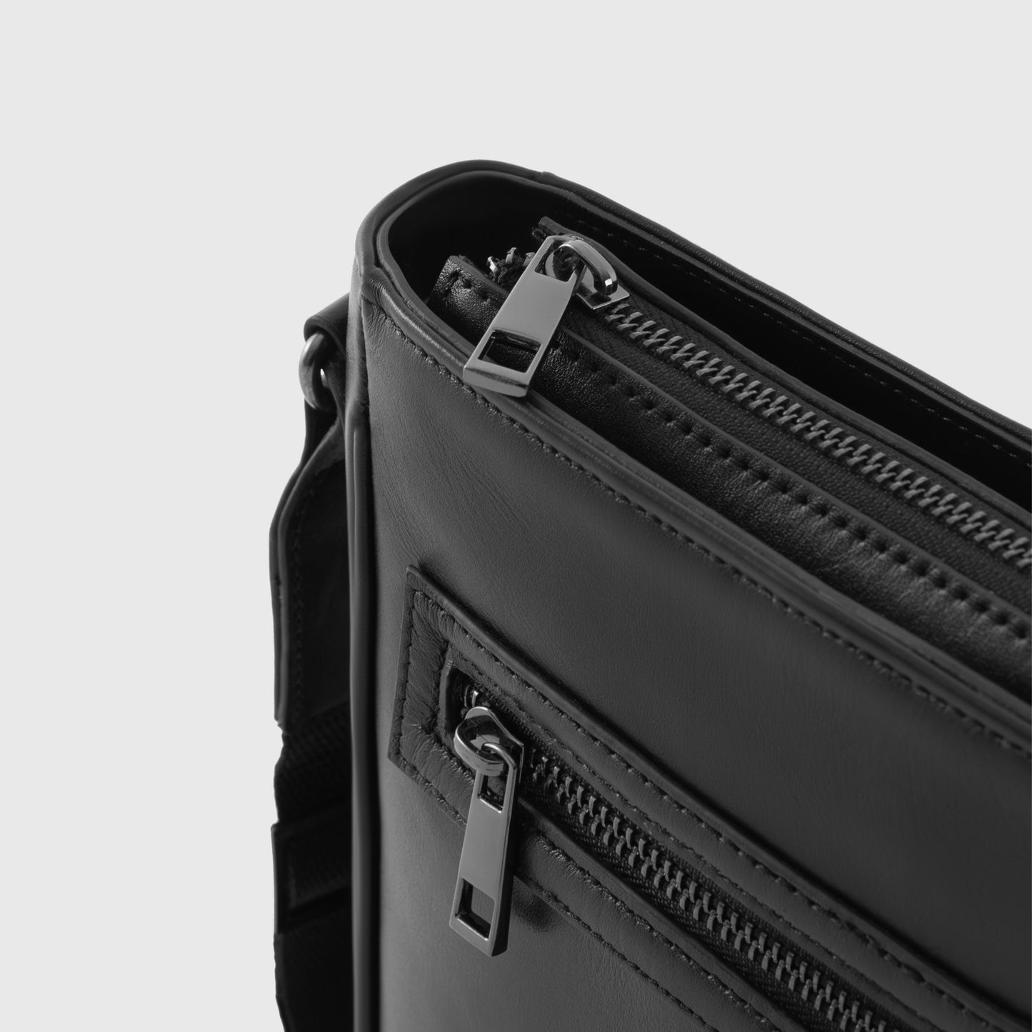 LeCuir Essential Crossbody
