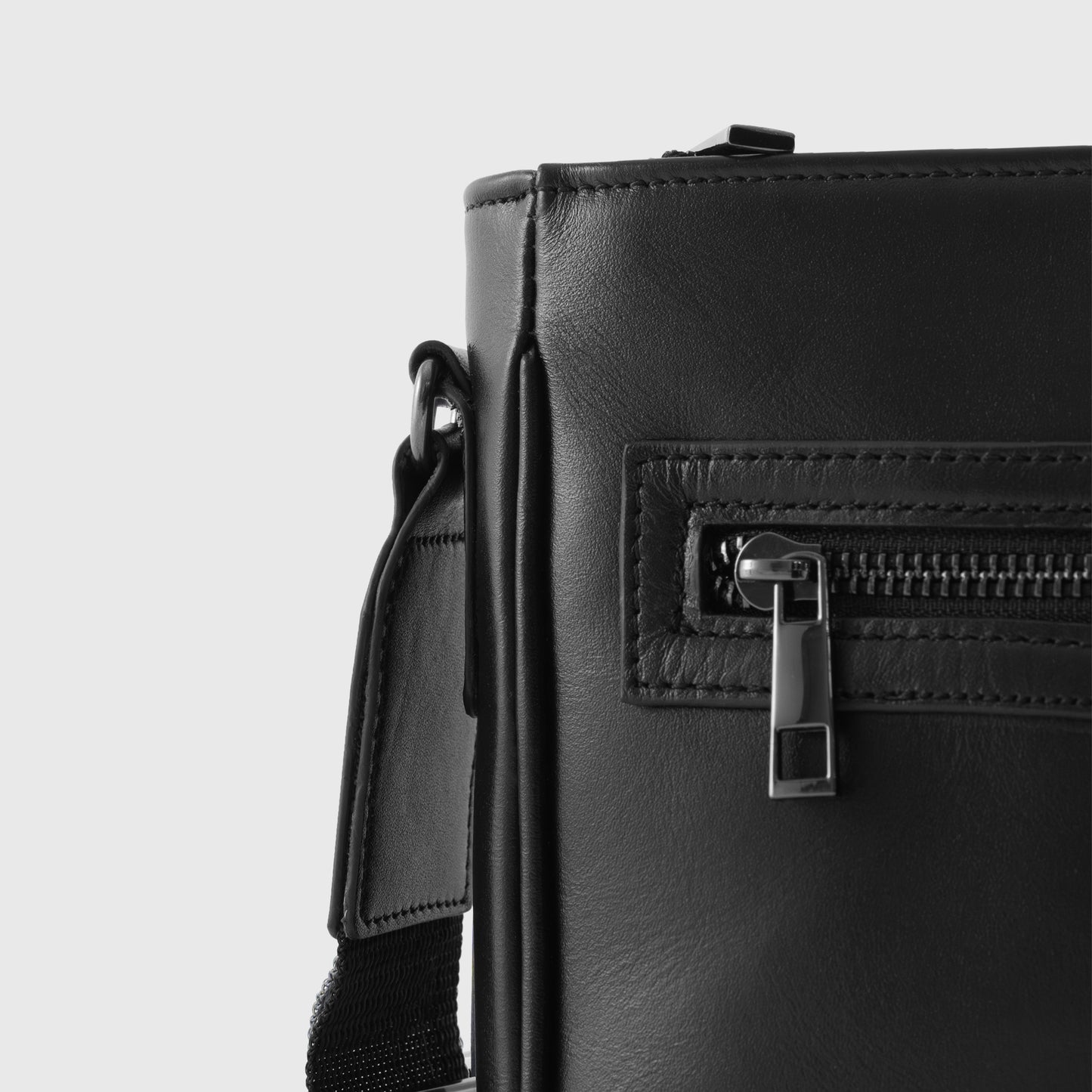 LeCuir Essential Crossbody
