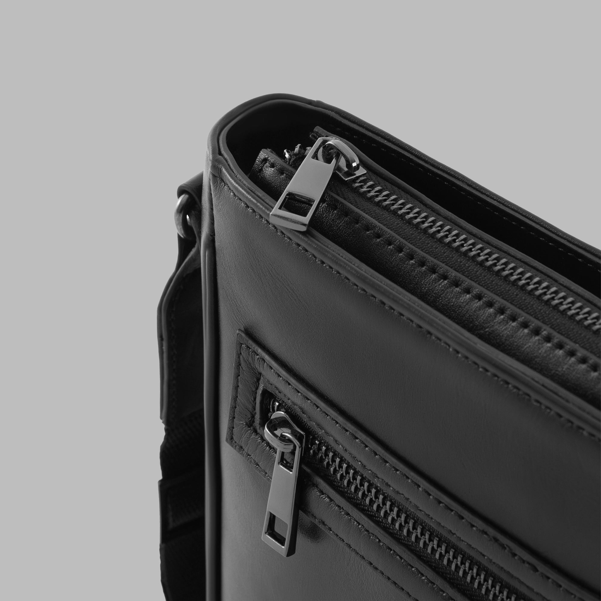 LeCuir Essential Crossbody